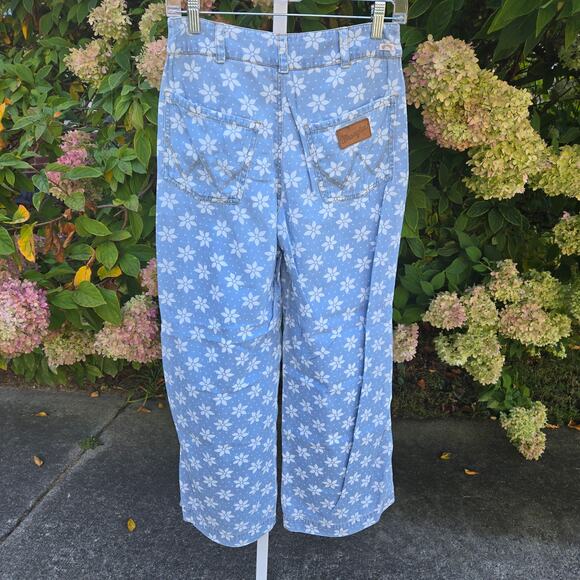 Wrangler X Billabong Women's Perfect Pair Daisy Floral Jeans Blue Chambray sz 28 - Picture 3 of 16
